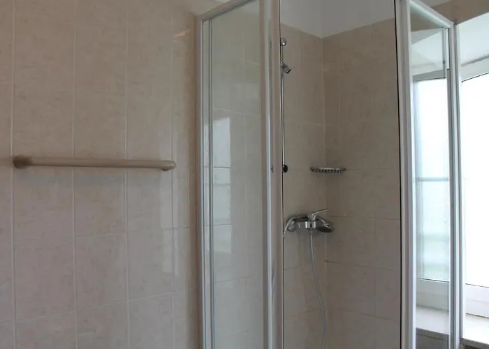 ペンション ロカルノ ゲストハウス